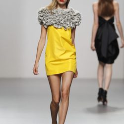 Vestido amarillo con fruncidos de Amaya Arzuaga en Cibeles, colección primavera de 2012