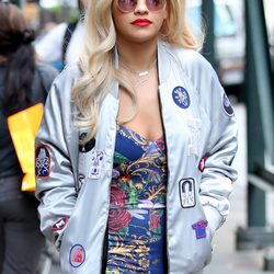 Rita Ora con la bomber bomber 'Reversible Tour' de G-Star Raw otoño/invierno 2014