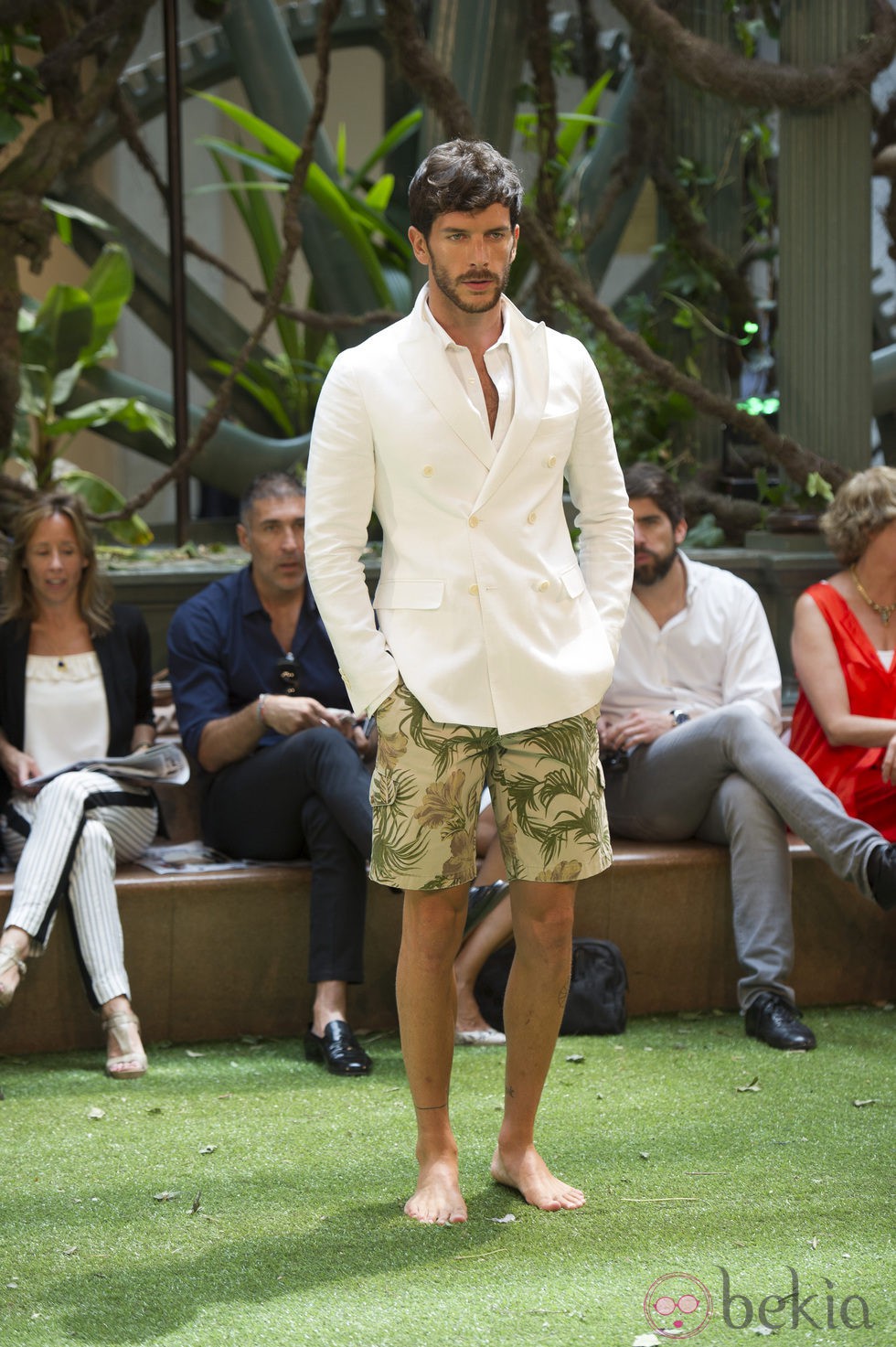 Chaqueta blanca y bermudas estampadas de Emidio Tucci para primavera/verano 2015