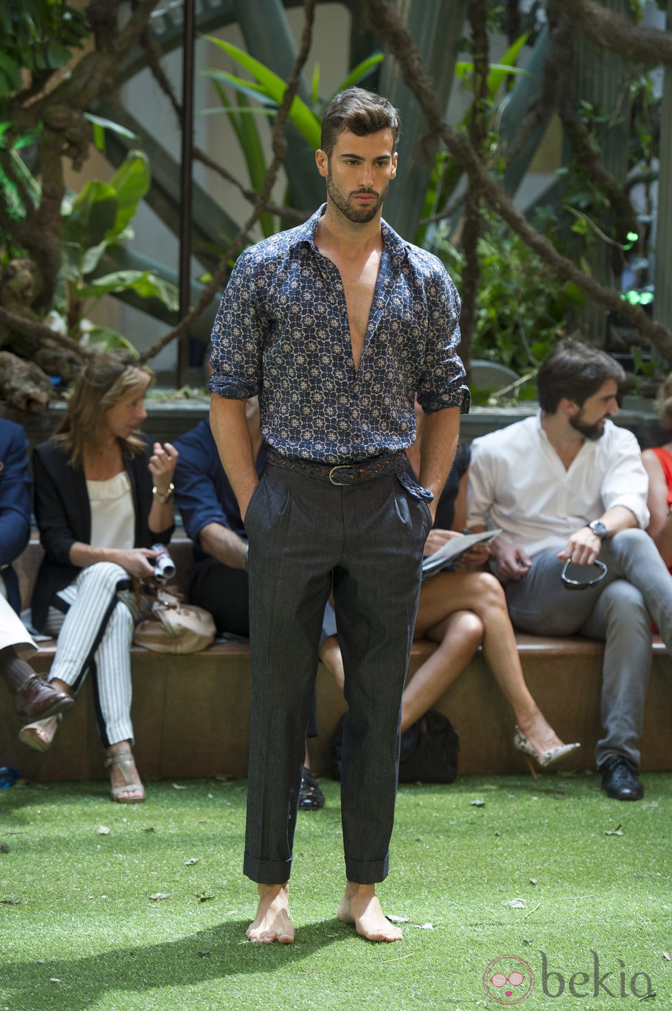 Camisa estampada y pantalón gris de Emidio Tucci para primavera/verano 2015