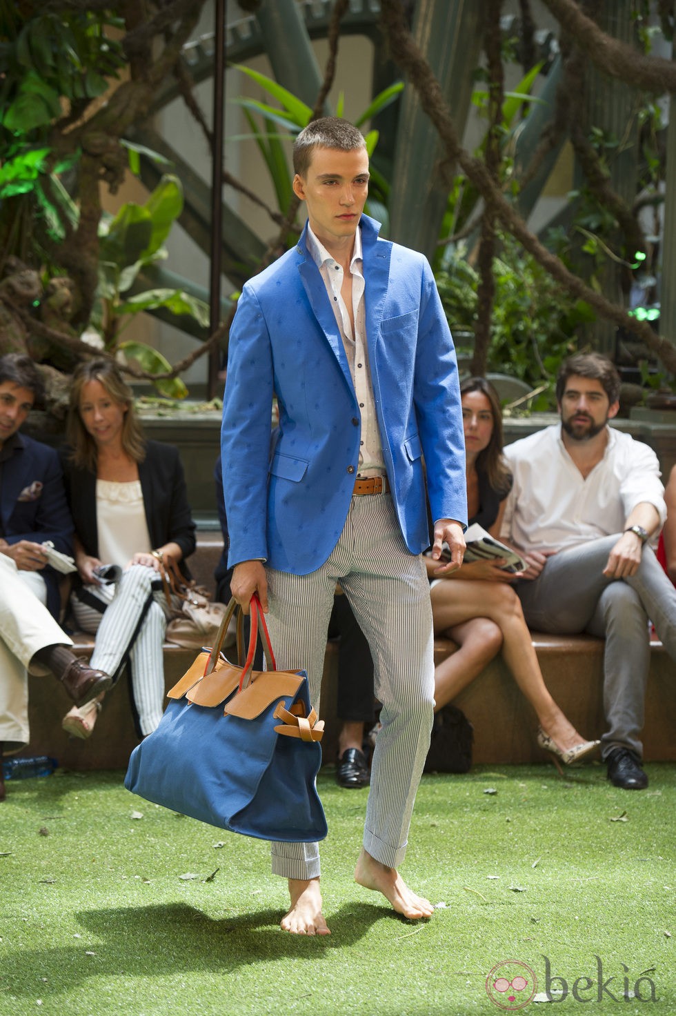 Chaqueta azul eléctrico y pantalones a rayas de Emidio Tucci para primavera/verano 2015