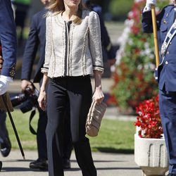 La Reina Letizia con pantalón de traje y chaqueta estilo chanel