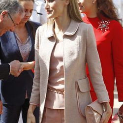 La Reina Letizia con un traje rosa empolvado y un abrigo en bouclette