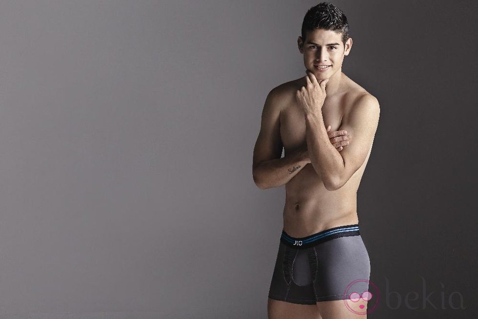 James Rodríguez posando en calzoncillos para Bronzini Black