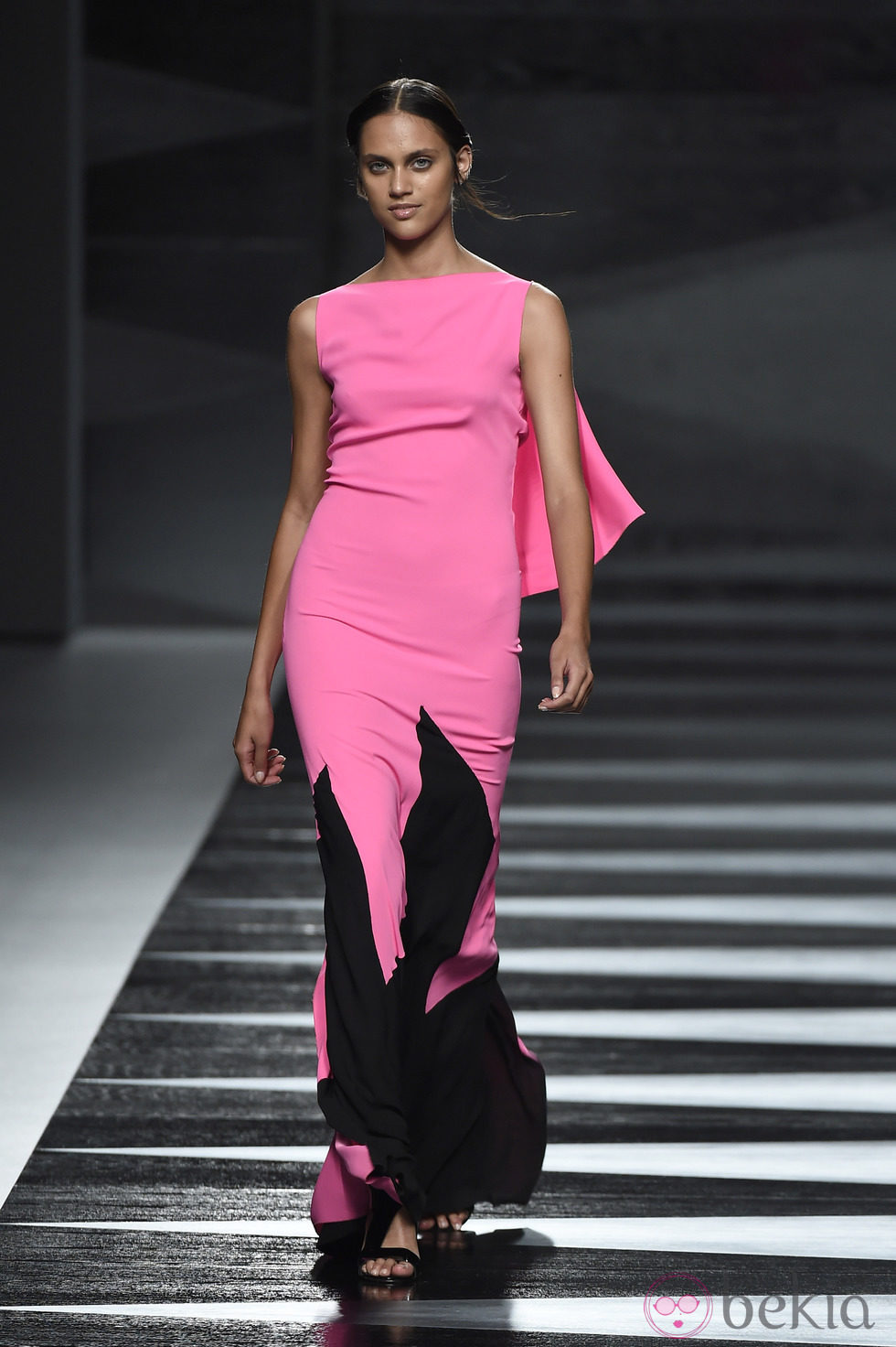 Vestido negro y fucsia de Juanjo Oliva en Madrid Fashion Week primavera/verano 2015