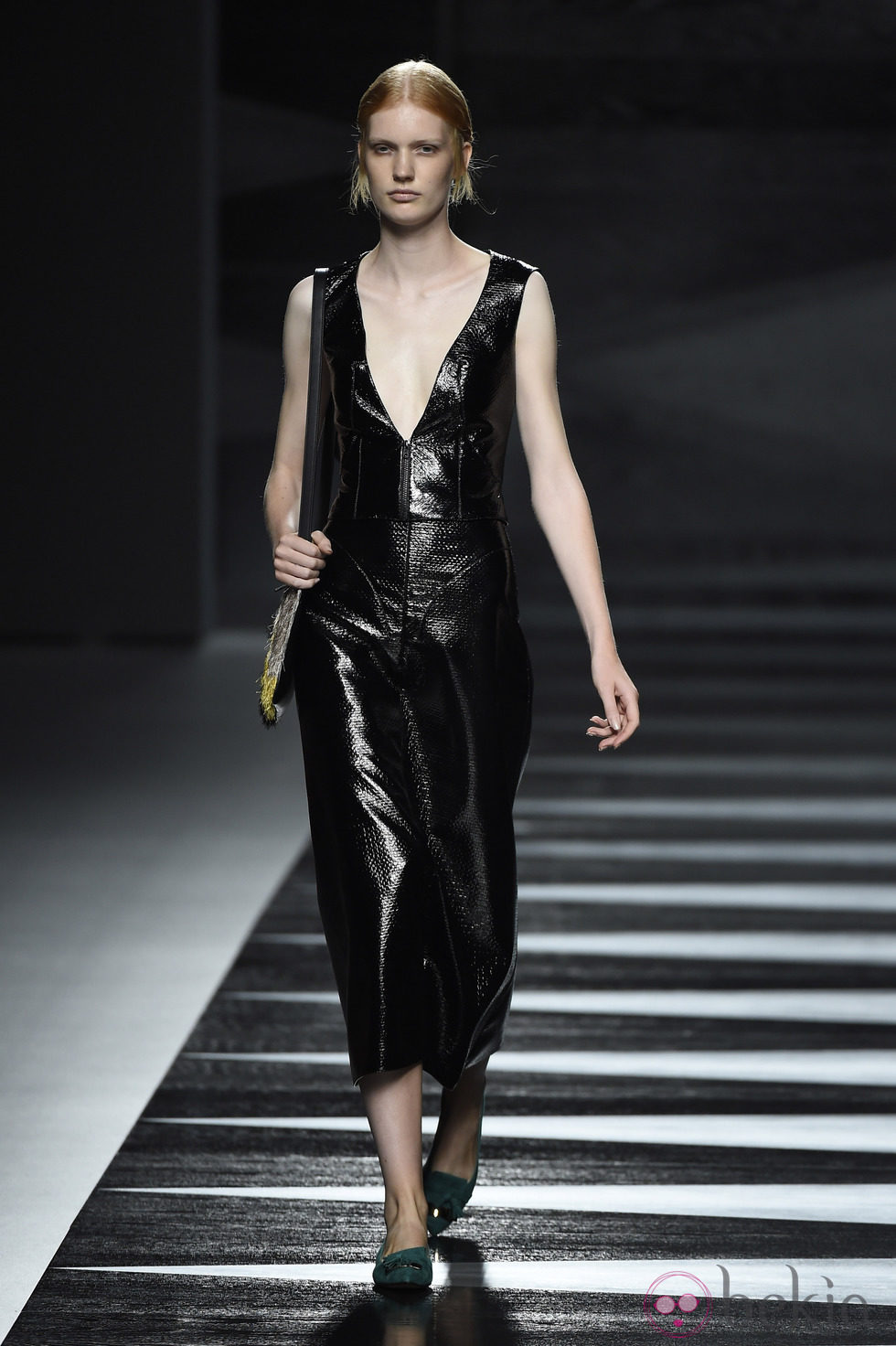 Vestido negro plastificado de Juanjo Oliva en Madrid Fashion Week primavera/verano 2015