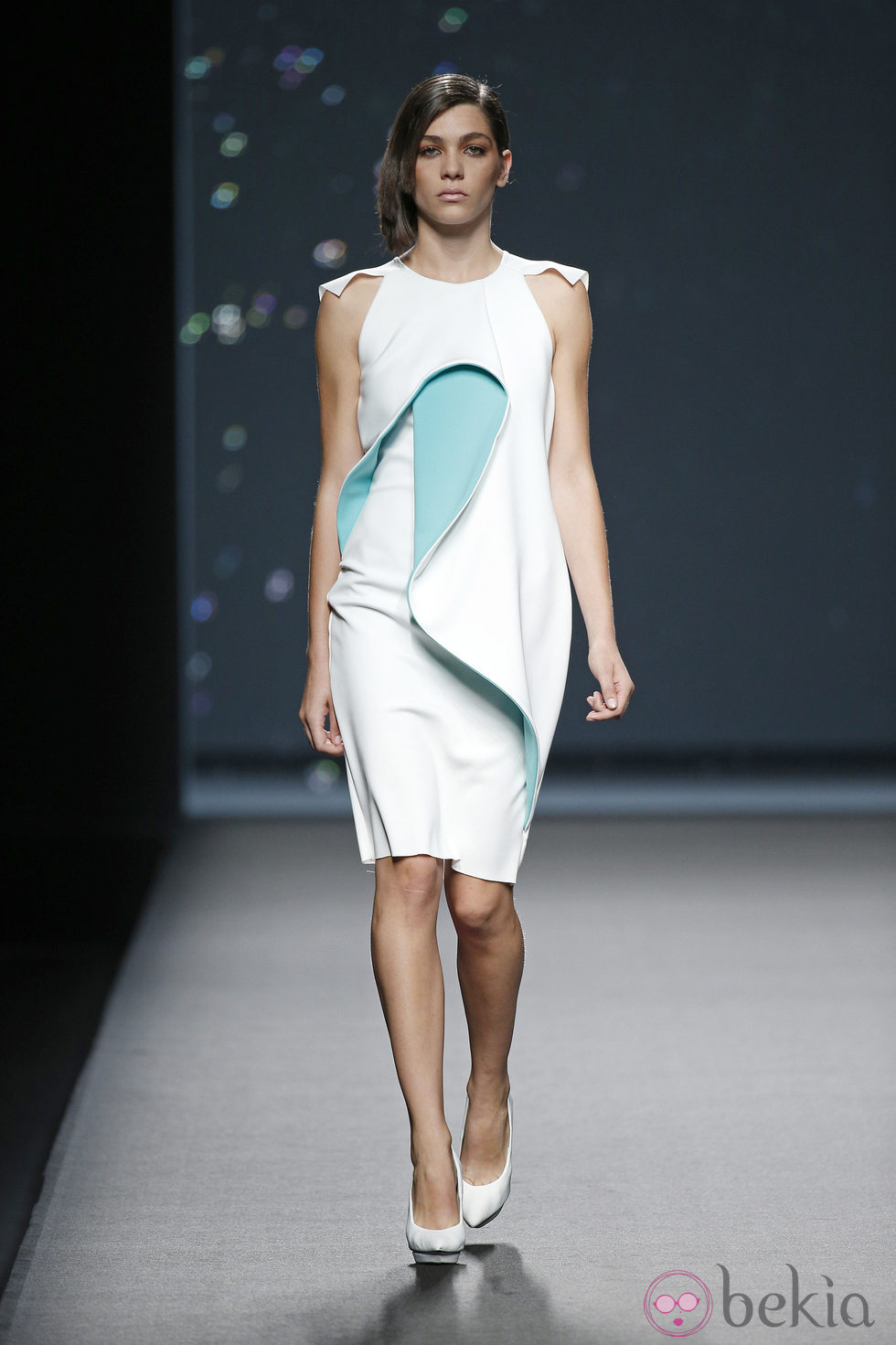 Vestido azul y blanco de AA de Amaya Arzuaga primavera/verano 2015 en Madrid Fashion Week