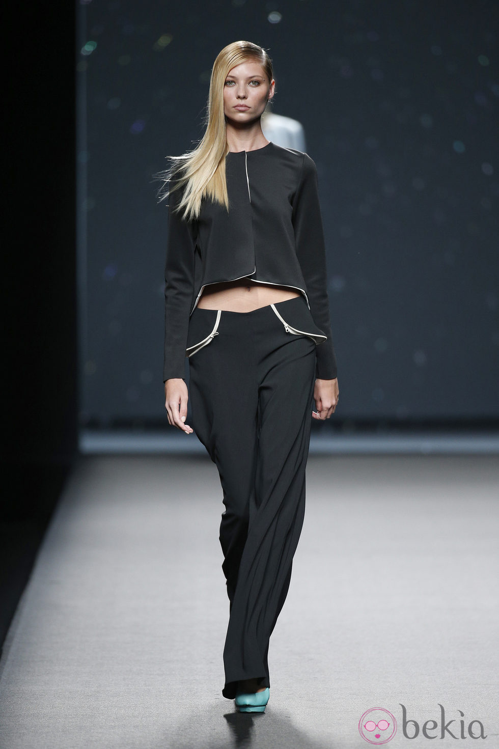 Pantalón y chaqueta negra de AA de Amaya Arzuaga primavera/verano 2015 en Madrid Fashion Week