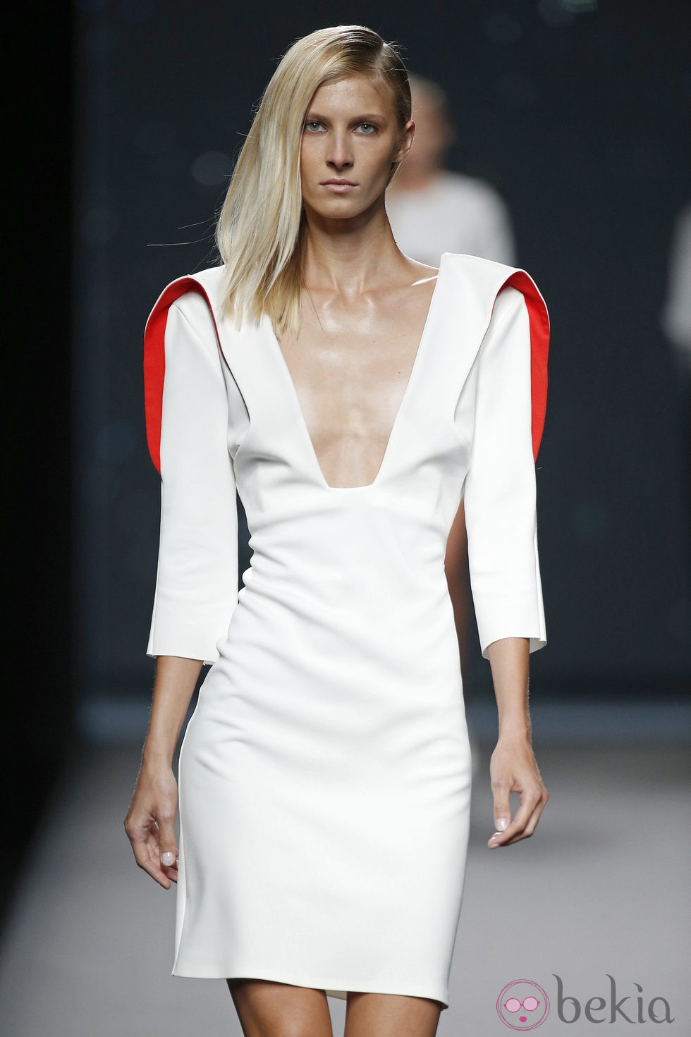 Vestido blanco y rojo de AA de Amaya Arzuaga primavera/verano 2015 en Madrid Fashion Week