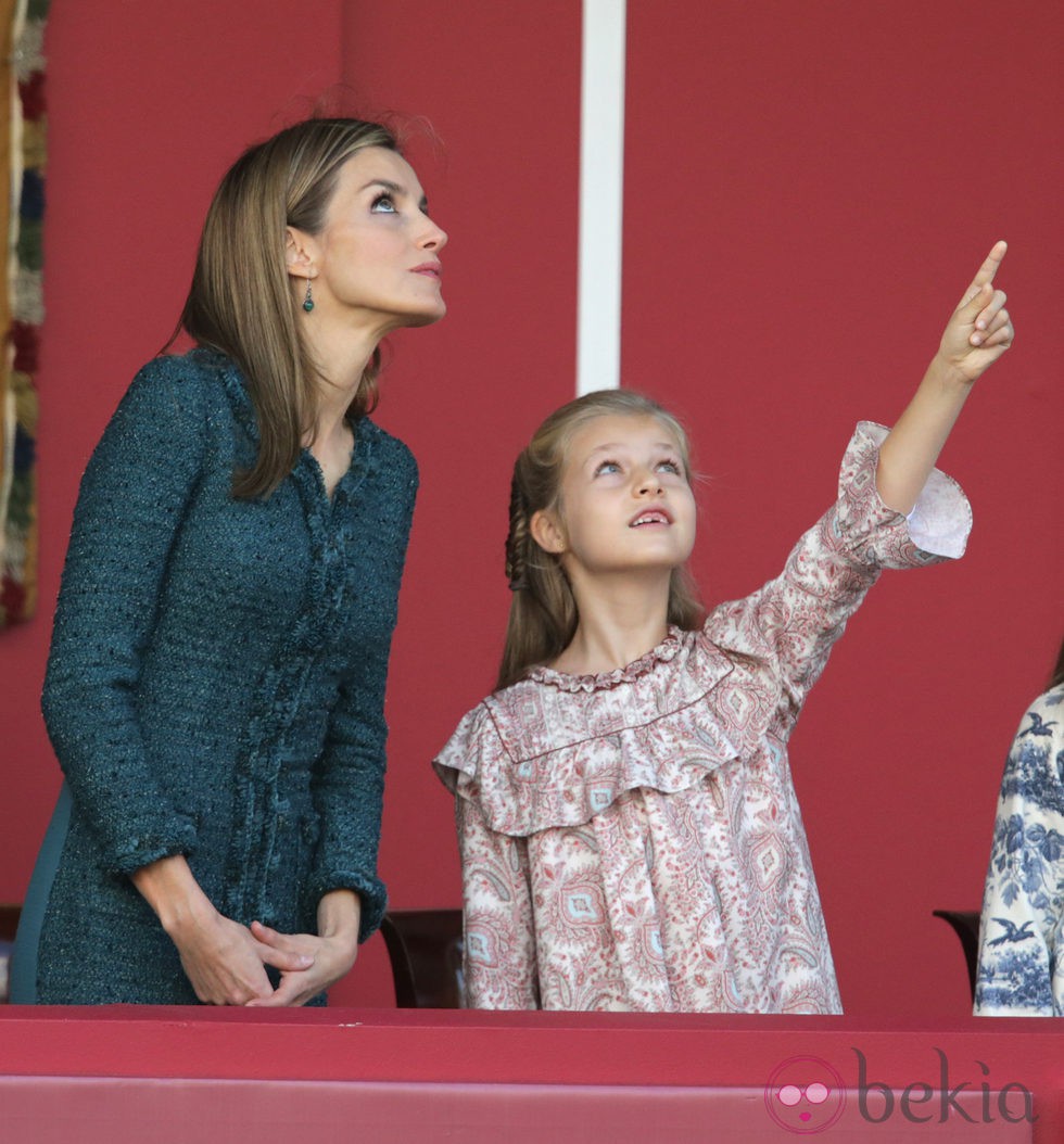 La Princesa Leonor y la Reina Letizia no se pierden ni un detalle del desfile de las Fuerzas Armadas