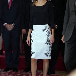 La Reina Letizia de Felipe Varela para recibir a los galardonados con los Príncipe de Asturias 2014