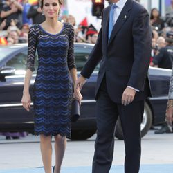 La Reina Letizia junto al Rey Felipe VI a su llegada a los Premios Príncipe de Asturias 2015