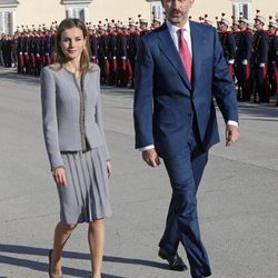 La Reina Letizia con un conjunto gris de Felipe Varela