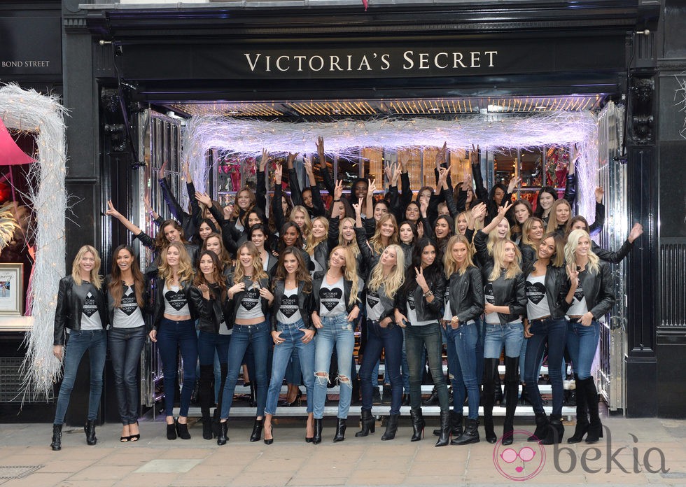 Los Ángeles de Victoria's Secret posan frente a una de sus tiendas en Londres