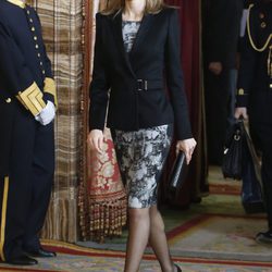 La Reina Letizia luciendo un vestido estampado de Hugo Boss