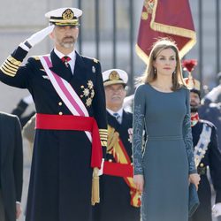 La Reina Letizia opta por un vestido largo para el día de la Pascua Militar