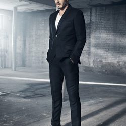 David Beckham con un traje de su colección Essentials primavera 2015