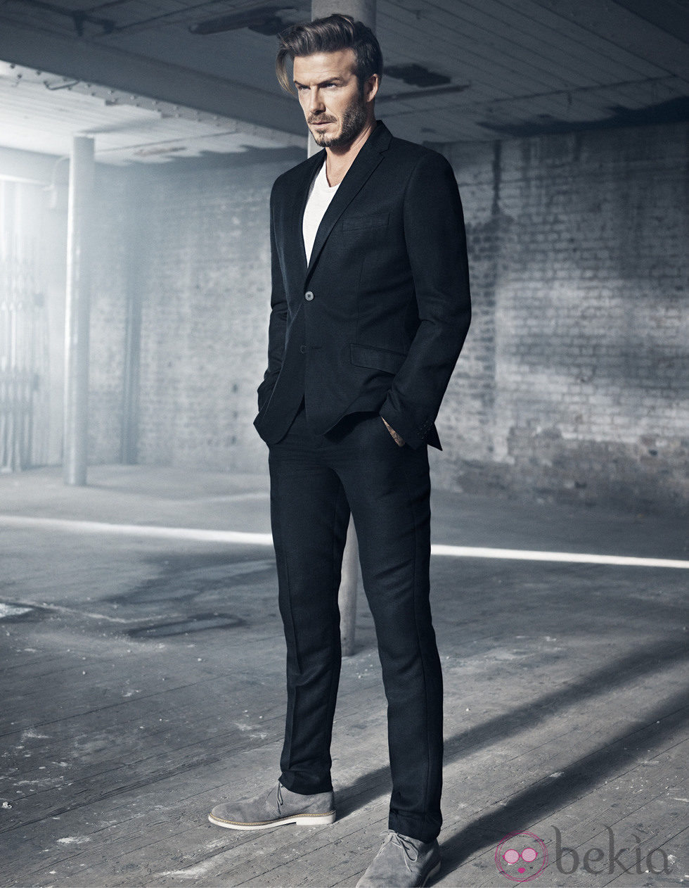 David Beckham con un traje de su colección Essentials primavera 2015