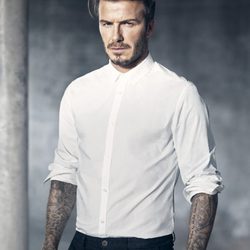 David Beckham con una camisa blanca de su colección Essentials primavera 2015