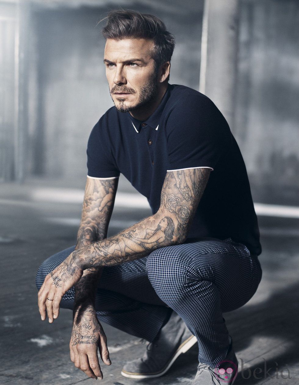 David Beckham con un polo azul marino su colección Essentials primavera 2015