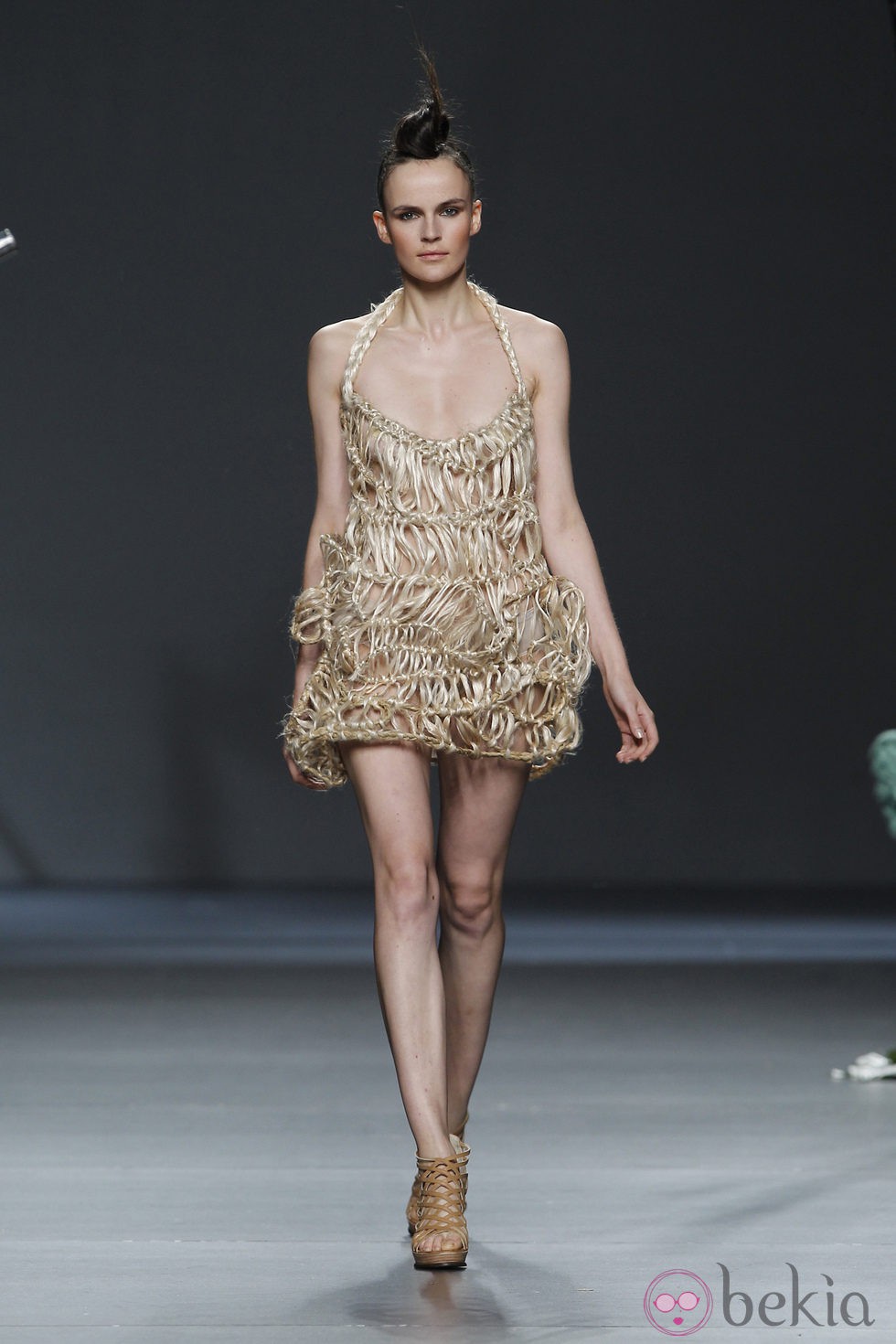 Vestido muy escotado de Sara Coleman para la primavera 2012 en Cibeles