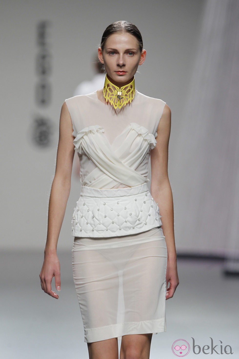 Vestido en beis de Moisés Nieto en Cibeles, colección primavera 2012