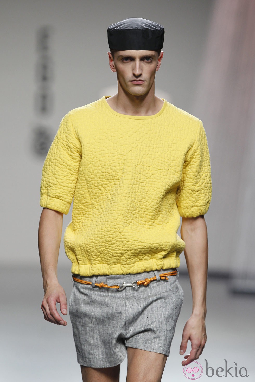 Jersey amarillo y shorts en tono gris de Alberto Puras en Cibeles, colección primavera 2012