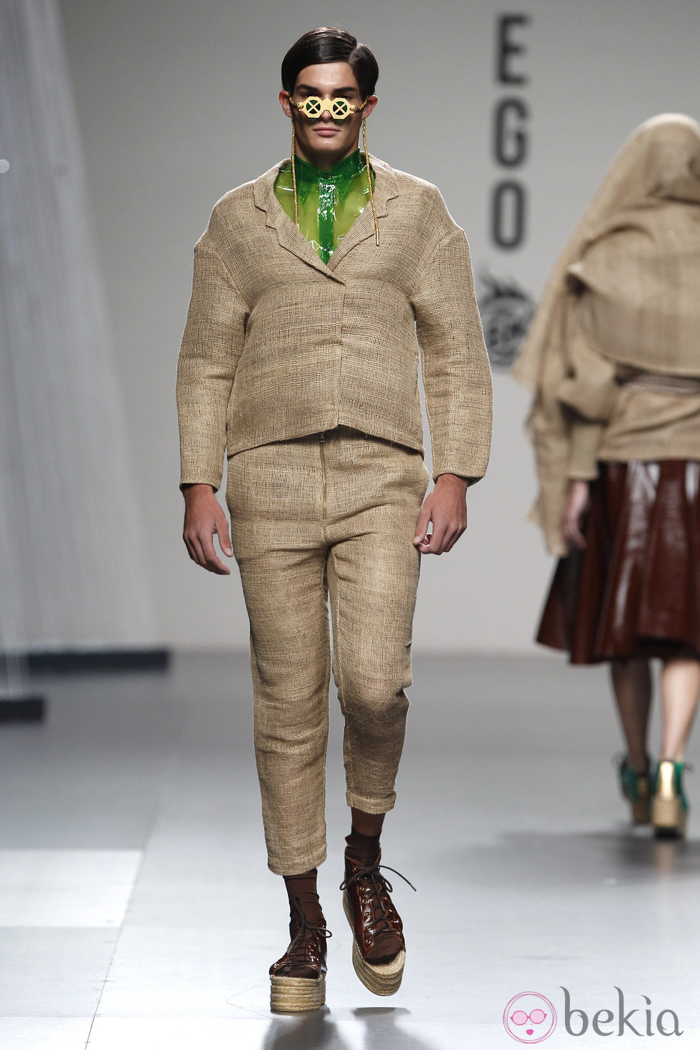 Traje beige con camisa verde de Luis Manteiga en Cibeles, colección primavera 2012