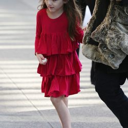 Suri Cruise con vestido de volantes y diadema con flor