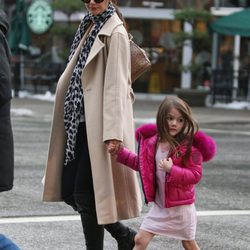 Suri Cruise con plumífero fucsia y botas Ugg rosas