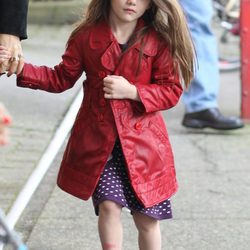 Suri Cruise con gabardina roja