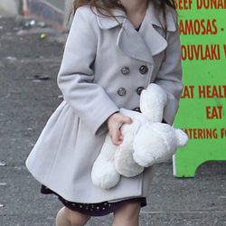 Suri Cruise con abrigo beige de doble botonadura