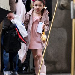 Suri Cruise con gabardina y vestido rosas