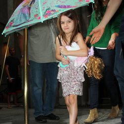 Suri Cruise con vestido de flores y paraguas de Barbie