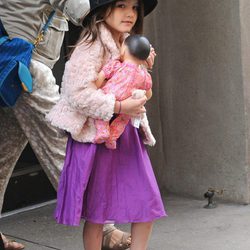 Suri Cruise con sombrero negro y mocasines lilas