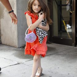 Suri Cruise con vestido rojo y zapatos de tacón