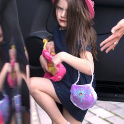 Suri Cruise con los labios pintados y bailarinas