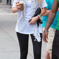 Blake Lively con leggins negros y camiseta blanca