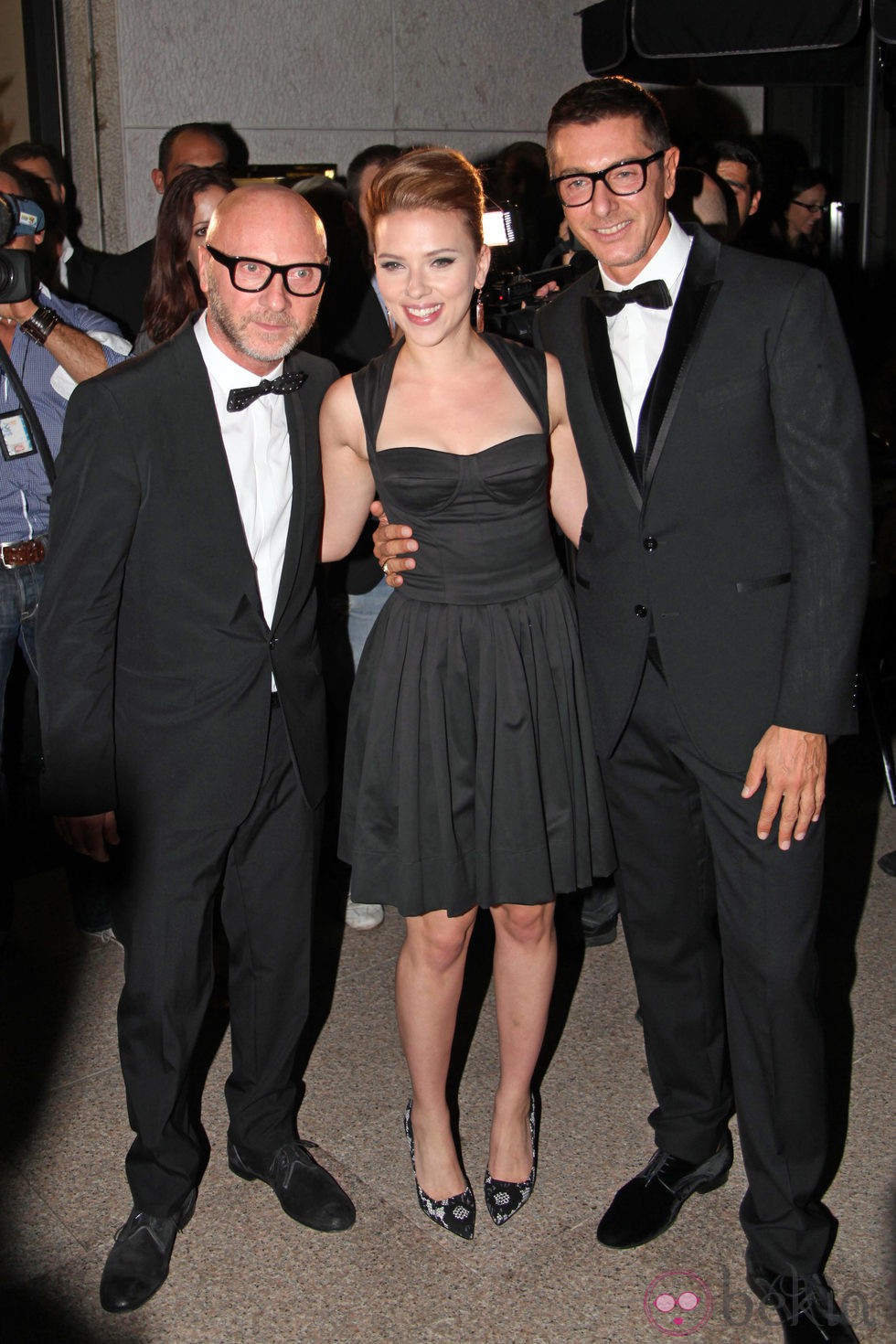 Scarlett Johansson posa con Domenico Dolce y Stefano Gabbana