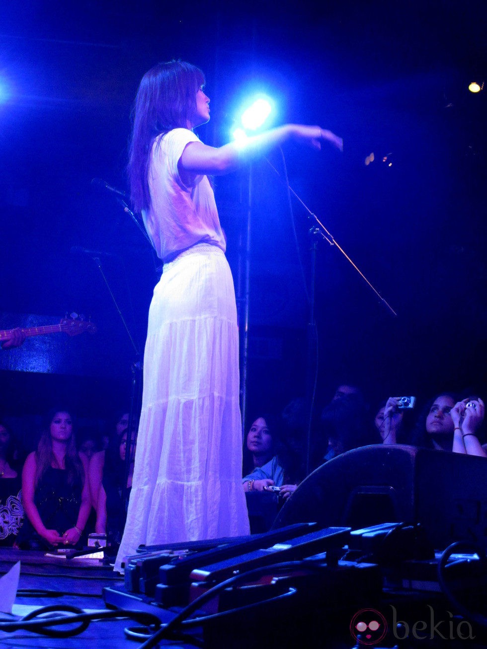 Leighton Meester en un concierto con falda blanca