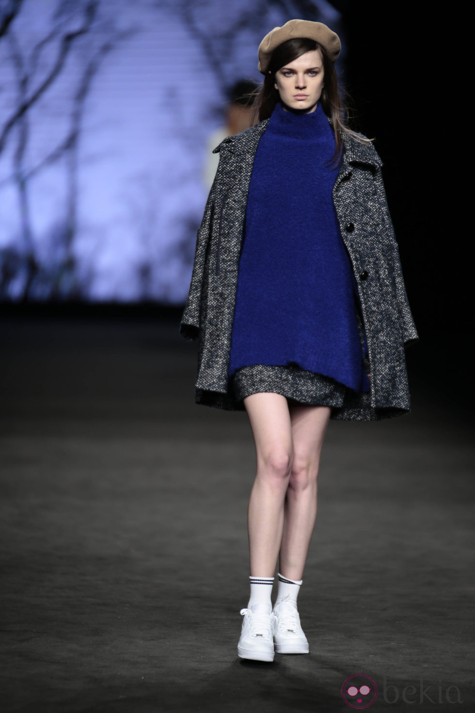 Abrigo de cheviot, jersey y falda de TCN en el desfile de la 080 Barcelona Fashion 2015