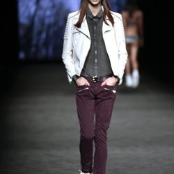 Pantalón burgundiy camisa gris de TCN en el desfile de la 080 Barcelona Fashion 2015