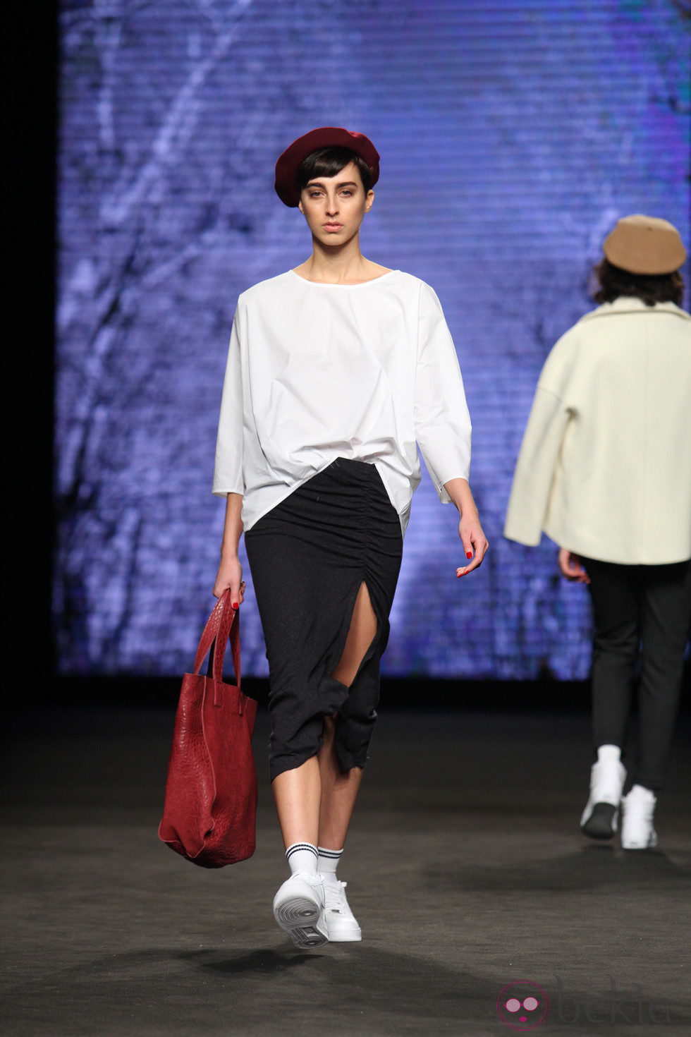 Falda con apertura y camiseta blanca de TCN en el desfile de la 080 Barcelona Fashion 2015