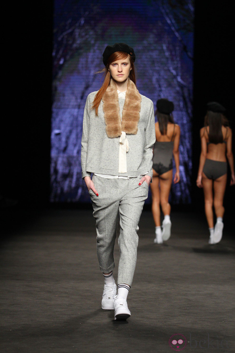 Conjunto de cheviot y cuello de pelo de TCN en el desfile de la 080 Barcelona Fashion 2015