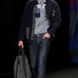 Juan Betancourt desfilando con la colección otoño/invierno 2015/2016 de Desigual en la 080 Barcelona Fashion