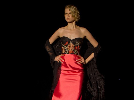 Vestido rojo y negro con mantón de Hannibal Laguna para otoño/invierno 2015/2016 en Madrid Fashion Week