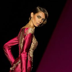 Vestido fucsia con encaje dorado de Hannibal Laguna para otoño/invierno 2015-2016 en Madrid Fashion Week