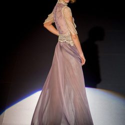 Vestido ocre y violeta de encaje de Hannibal Laguna para otoño/invierno 2015-2016 en Madrid Fashion Week.