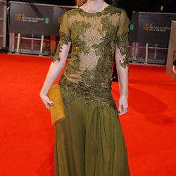 Sienna Guillory con un vestido verde en la alfombra roja de los BAFTA 2015