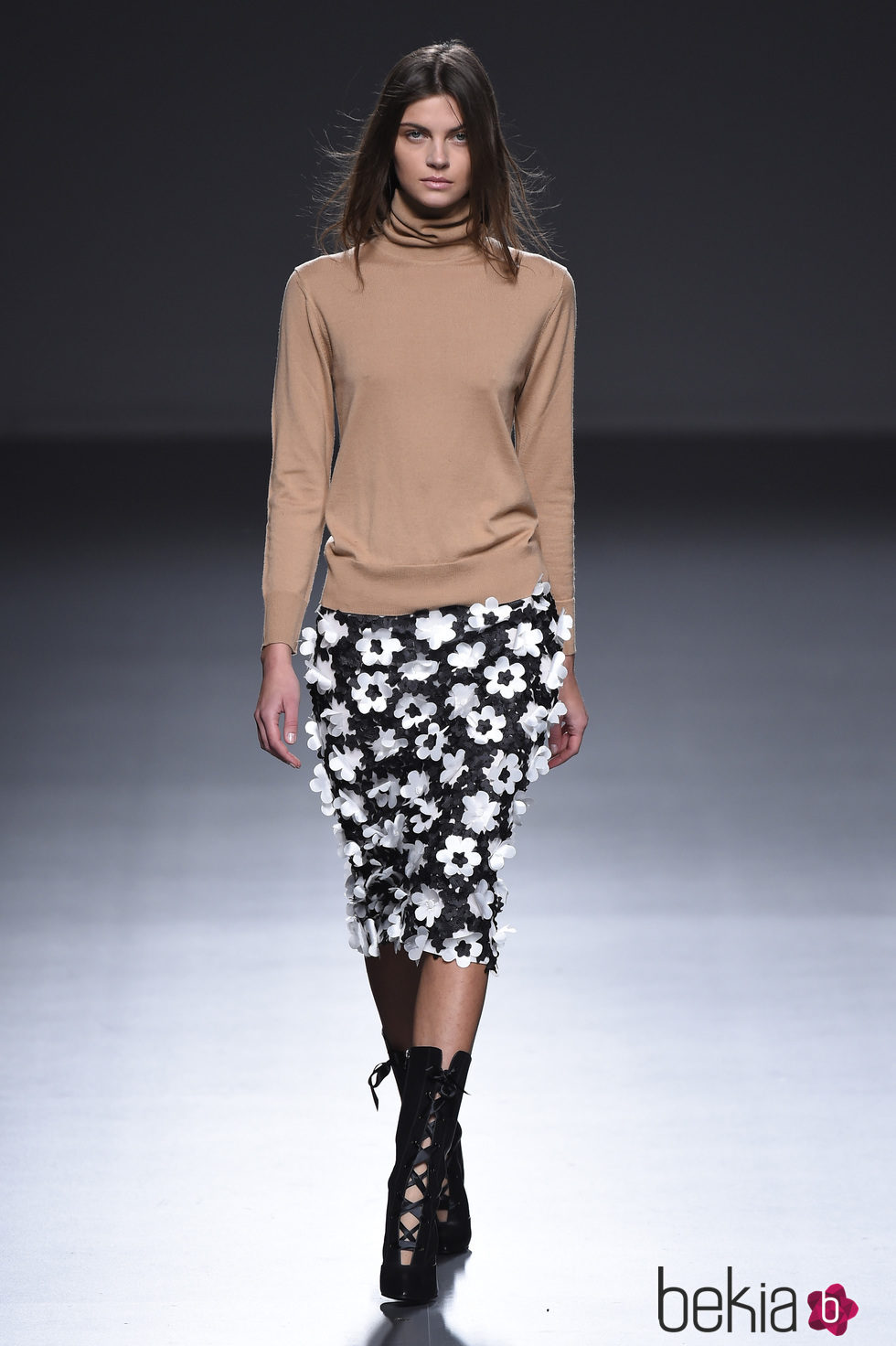 Falda de flores y camiseta camel de la colección otoño/invierno 2015/2016 de Ángel Schlesser